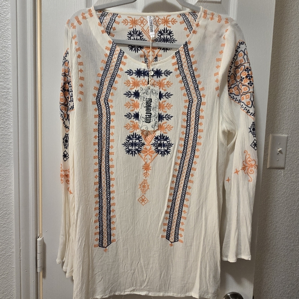 NWT Monoreno embroidered blouse